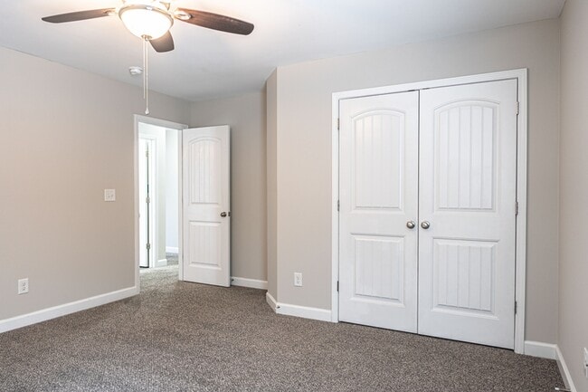 Building Photo - 135 Almond Dr