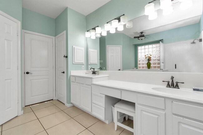 Building Photo - 12002 Newport Shore Dr