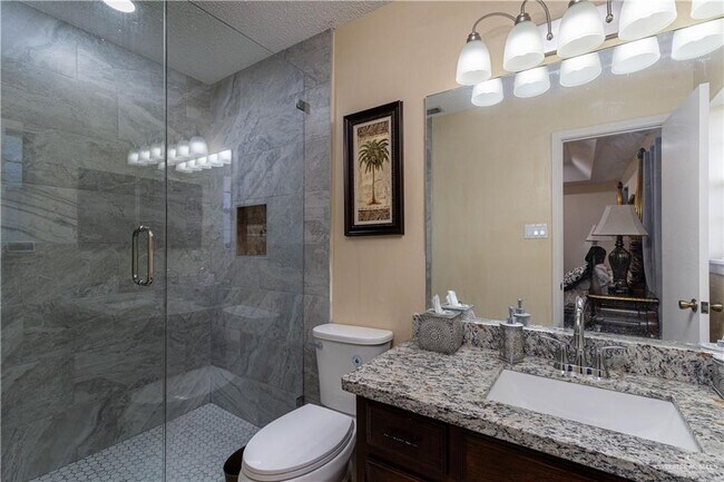 Building Photo - 2213 Lake View Dr