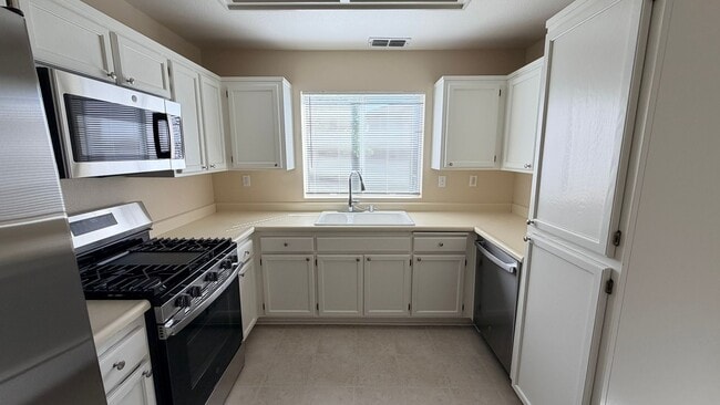 Building Photo - Oakley beautiful 3 bedroom 2 bath w/vaulted ceilings & much more