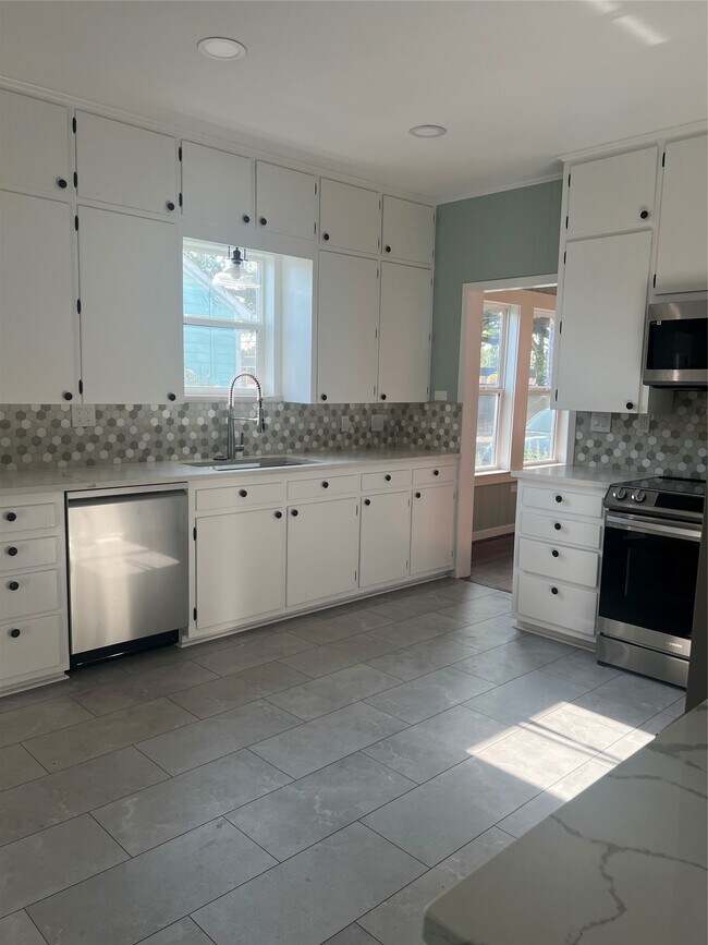 Building Photo - 803 Austin St