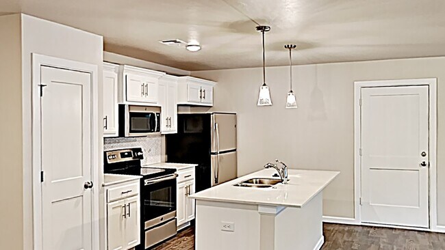 Building Photo - 3 Bedroom 2 Bath Duplex Near Tinker AFB!