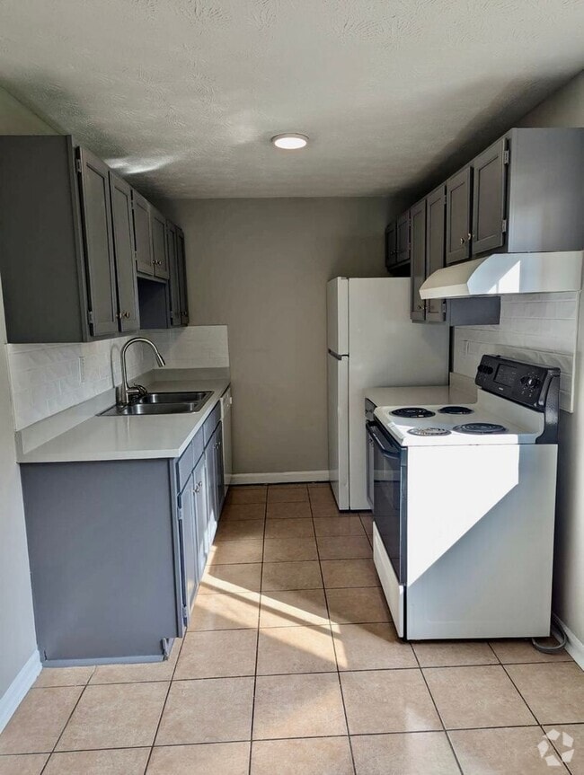 Building Photo - Renovated 2 bedroom in peaceful Englewood ...