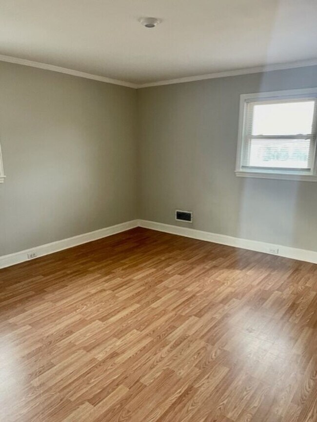 Building Photo - Adorable 3-bed 2-bath brick ranch, sitting on nearly a half acre lot, is located in Gastonia