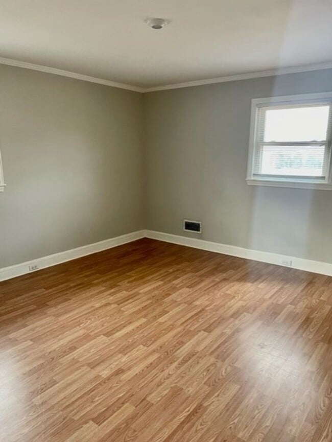 Building Photo - Welcome to this adorable 3-bed, 2-bath brick ranch, nestled in the heart of Gastonia, NC