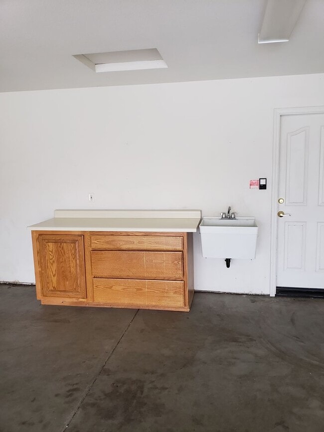 Building Photo - 881 Cally Ct