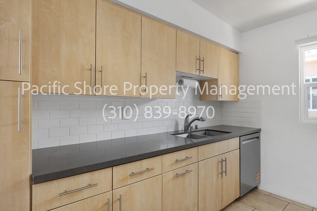 Building Photo - Charming Upper-Level One Bedroom with Priv...