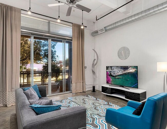 Building Photo - 831 S Flores St