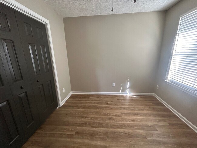 Building Photo - 25 Oak Lake Ct