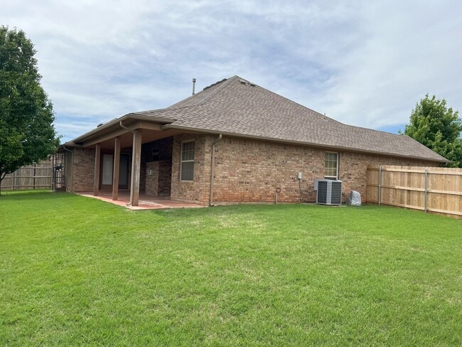 Building Photo - (3) Bed/(2) Bath + Study and Safe Room in ...