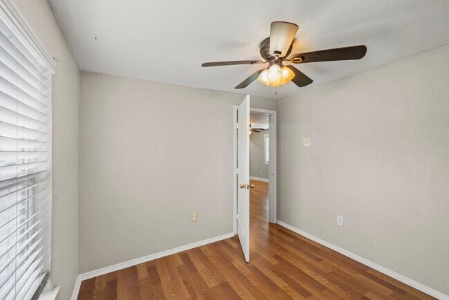 Building Photo - 303 Linwood St