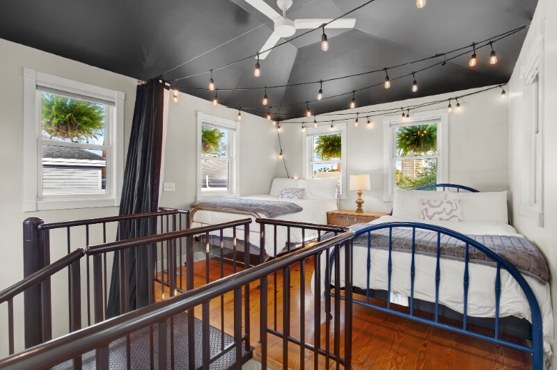 Building Photo - 210 E Waldburg St