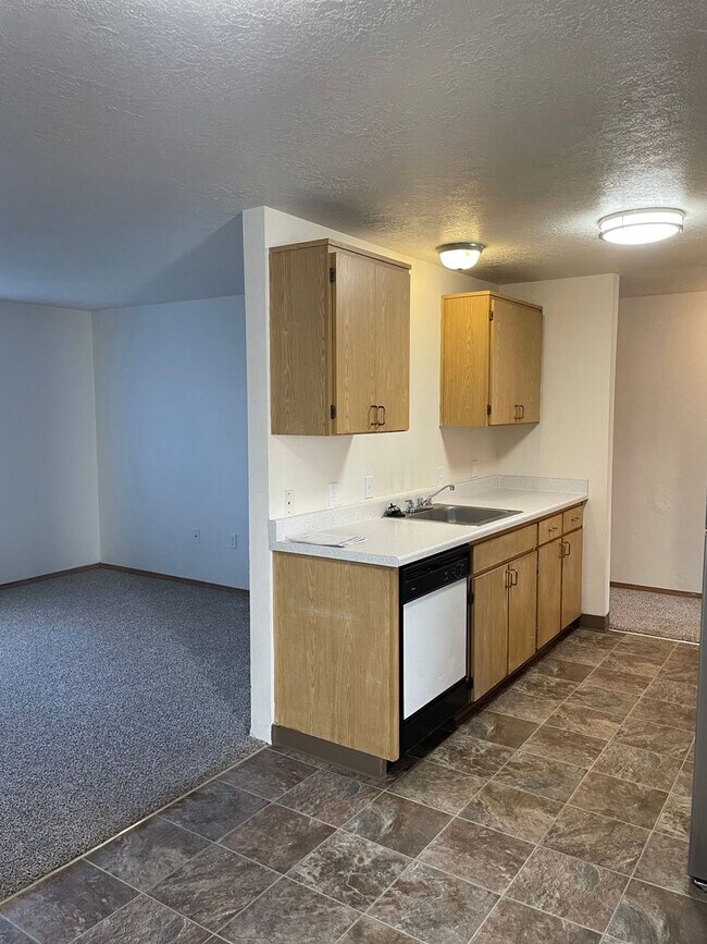 Building Photo - Second Floor 3 Bedroom apartment