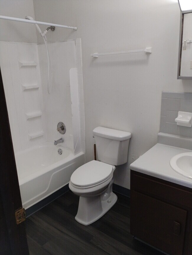 Building Photo - 187 Buckingham St