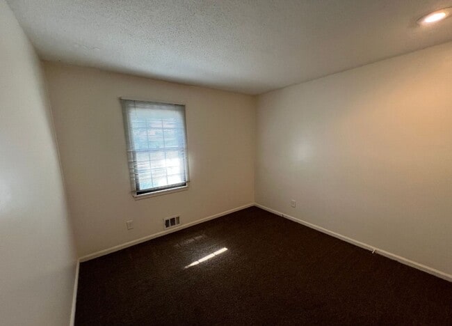 Building Photo - Cozy 2-Bedroom Apartment with Convenient F...