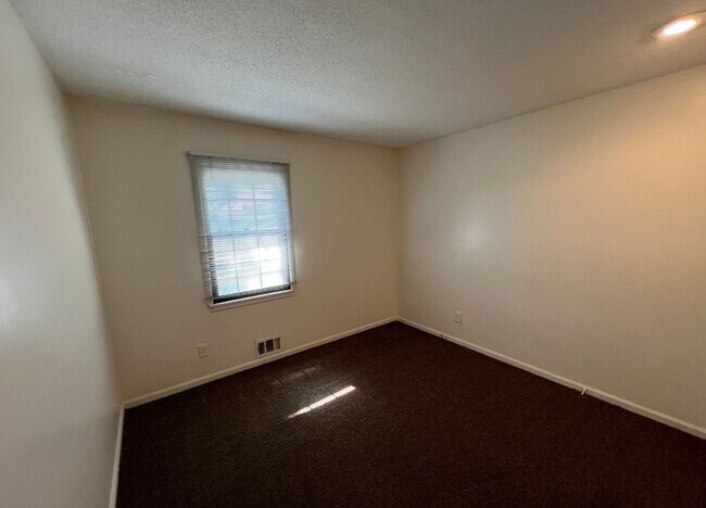 Building Photo - Cozy 2-Bedroom Apartment with Convenient First-Floor Living