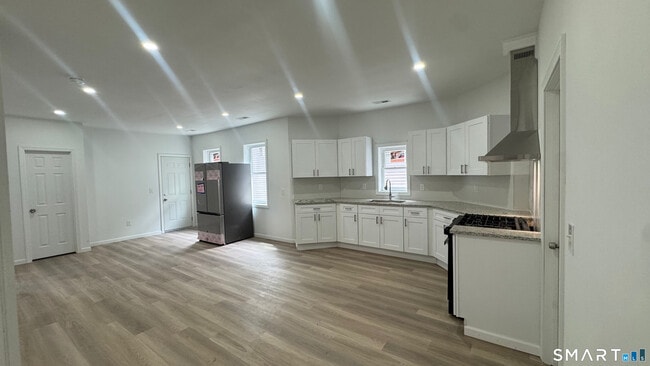 Building Photo - 16 Arch St