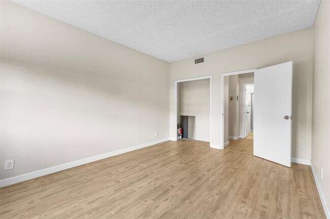 Building Photo - 2555 NE 11th St