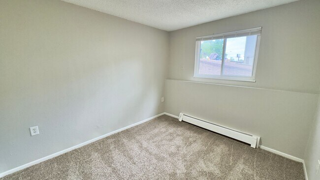 Building Photo - 2915 Straus Ln