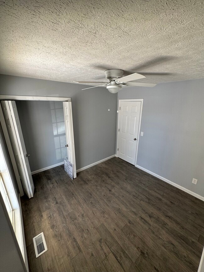 Building Photo - 1211 Redbud St