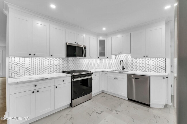 Building Photo - 20 Oak Hill Dr