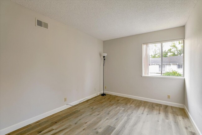 Building Photo - Cupertino 2 Bed, 2 Bath Townhouse with Att...