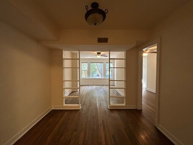 Building Photo - 2554 W Eastwood Ave