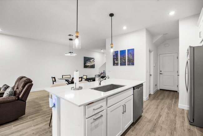 Building Photo - 14042 SW Thorens Dr