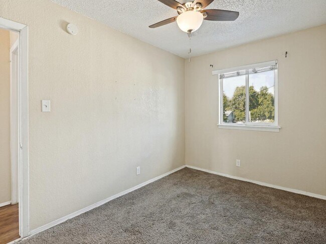 Building Photo - 2401 Manor Rd