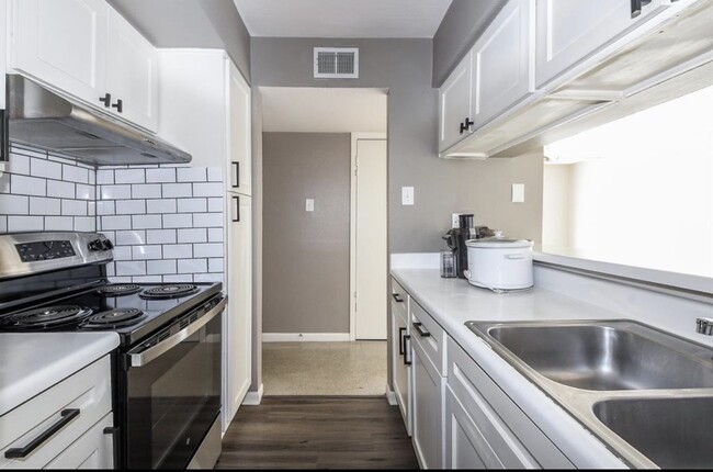 Building Photo - 8529 Hearth Dr