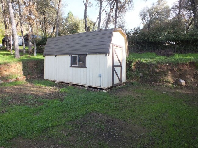 Building Photo - 2/1 1200 sf Rescue retreat - water included!