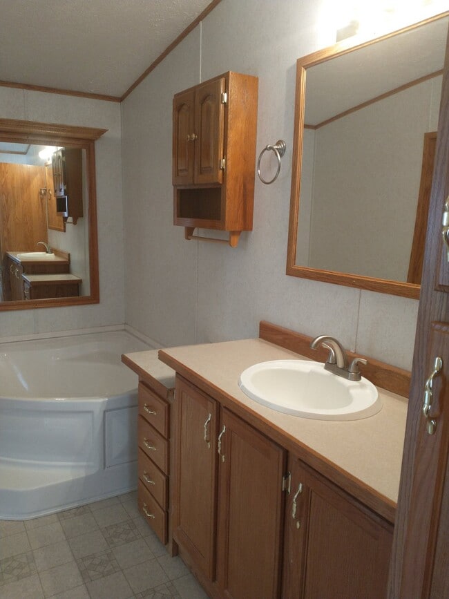 Building Photo - 5420 S View Rd