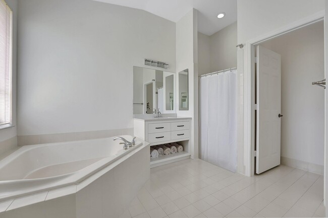 Building Photo - 5035 NW 57th Way
