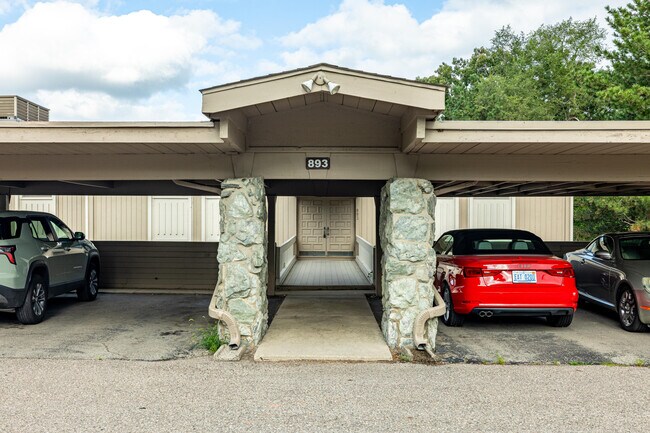 Building Photo - 893 Cliffs Dr