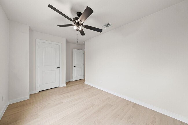 Building Photo - Modern Townhome for Rent – Modern Living at Its Best!