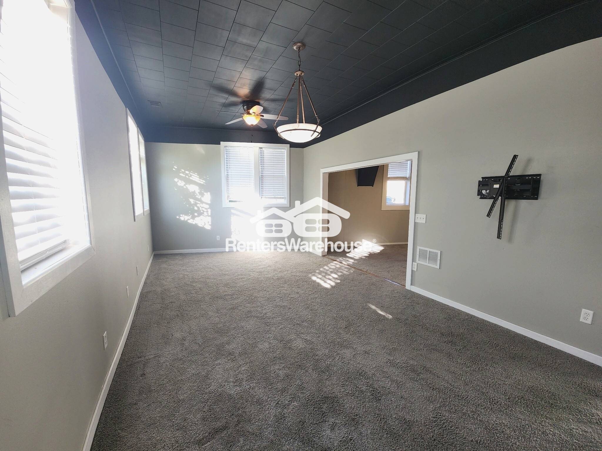 Building Photo - 200 N Vine St