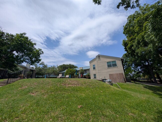 Building Photo - 2/2 Condo on Lake McQueeny / Waterfront Co...