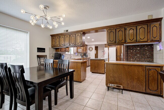 Building Photo - 1340 Bryant Cir
