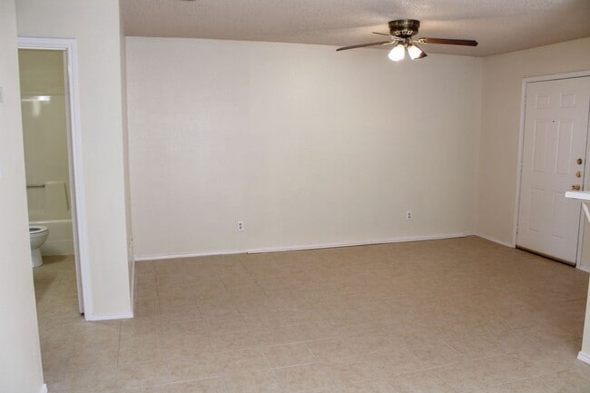 Building Photo - 2-Bedroom Duplex in Edison