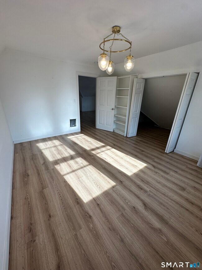 Building Photo - 27 E 9th St