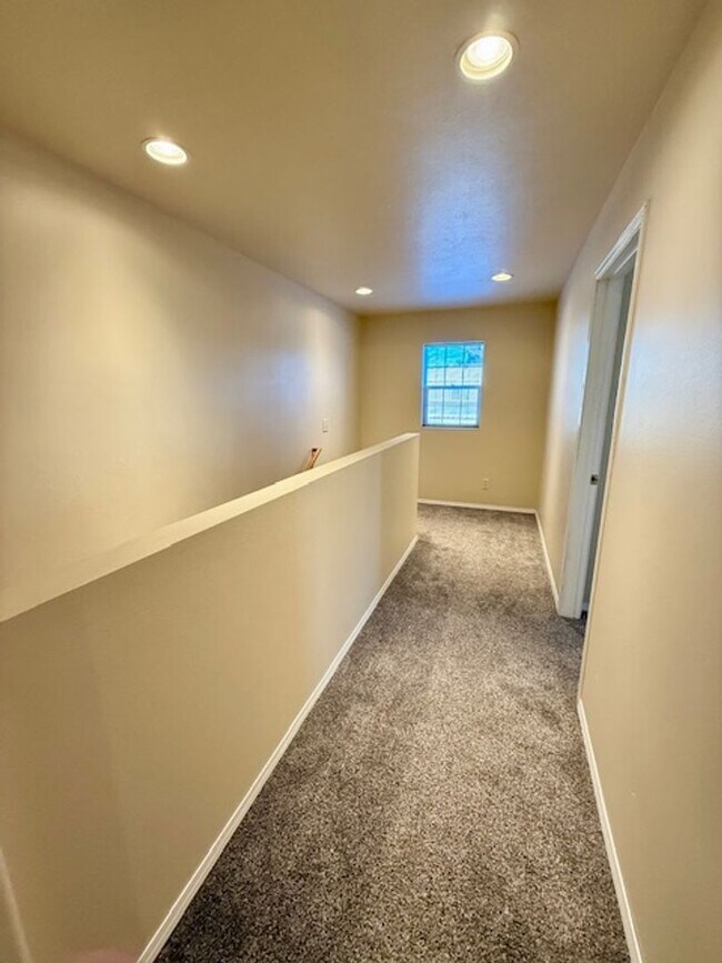 Building Photo - Spacious 2-Bedroom Townhouse in Bozeman – Prime Location!