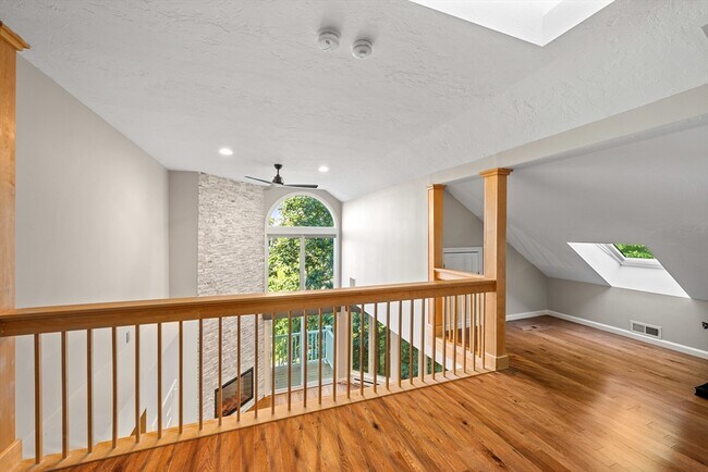 Building Photo - 48 Pointe Rok Dr