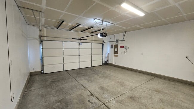 Building Photo - Modern 4 Bedroom Home in City in the Hills