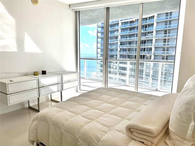 Building Photo - 475 Brickell Ave