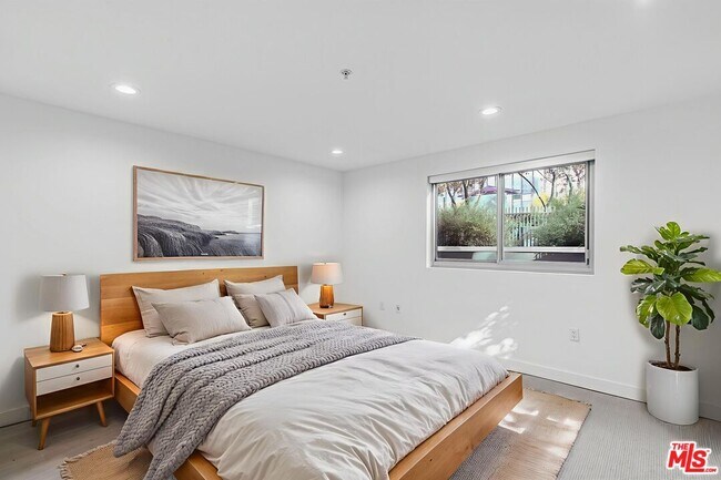 Building Photo - 901 Flower St