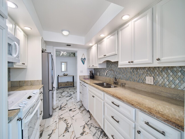 Building Photo - 5550 N Ocean Dr