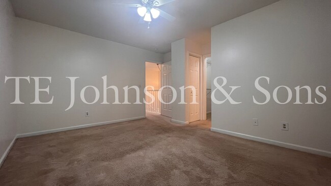 Building Photo - Deerfield Townhome Community 3 bed 3 baths