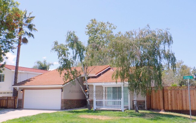 Building Photo - Updated Home, Central A/C & No Carpets! Pe...