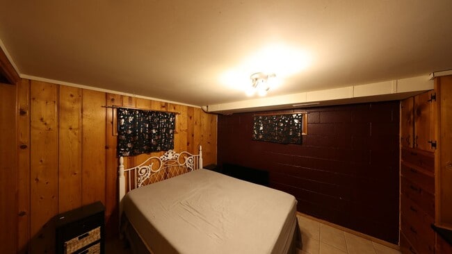 Building Photo - 5 Bed 2 Bath - Ideal for Group - Landscaping Included - Pet per Approval - NAS Whidbey