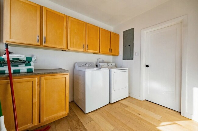 Building Photo - 170 E 100 N